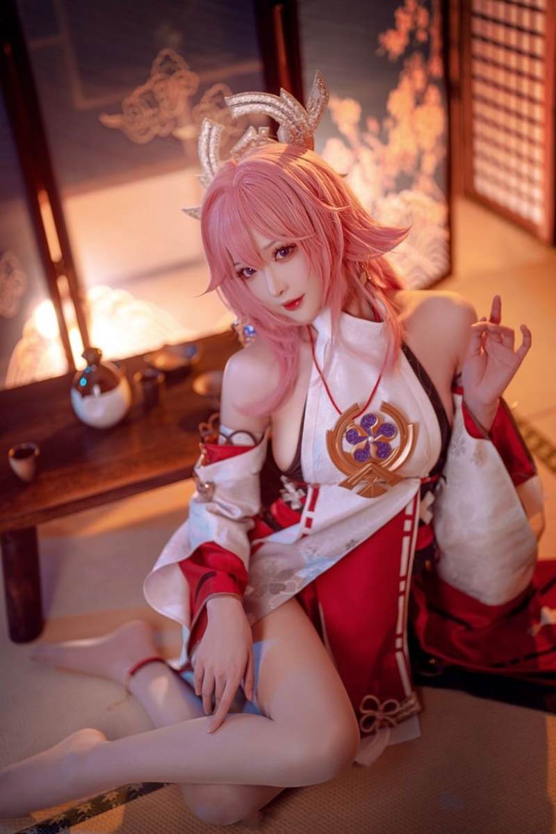 Cosplay Yae Miko ngồi sexy quyến rũ