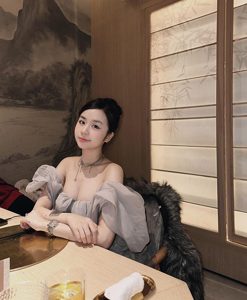 Hình ảnh gái đẹp khoe vú