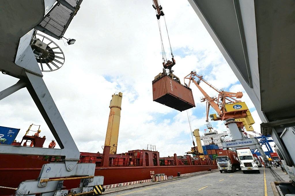 Việt Nam trở thành siêu cường thương mại mới