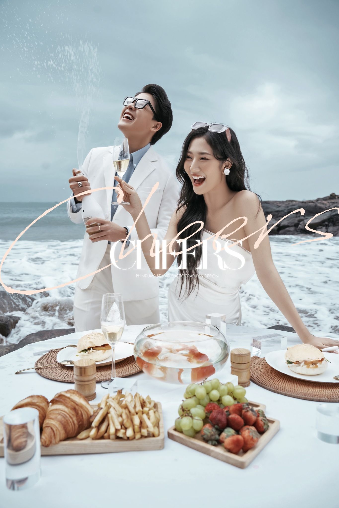 Nên chụp ảnh cưới phim trường hay ngoại cảnh?