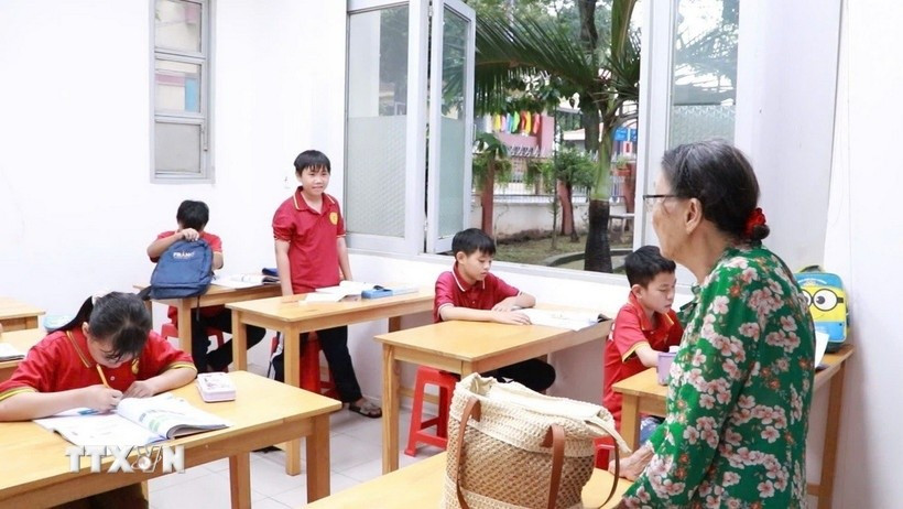 Một ngày của bà giáo Ba bắt đầu từ 6 giờ sáng đi bán vé số dọc khắp các tuyến đường thành phố. Ảnh: Huyền Trang/TTXVN.