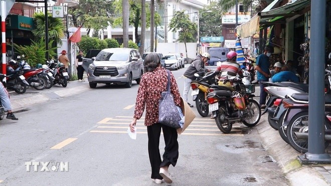 "Lớp học tình thương” cho trẻ em có hoàn cảnh khó khăn hoạt động 3 buổi trong tuần, được bà giáo Nguyễn Thị Ba duy trì bằng tiền bán vé số. Ảnh: Huyền Trang/TTXVN.
