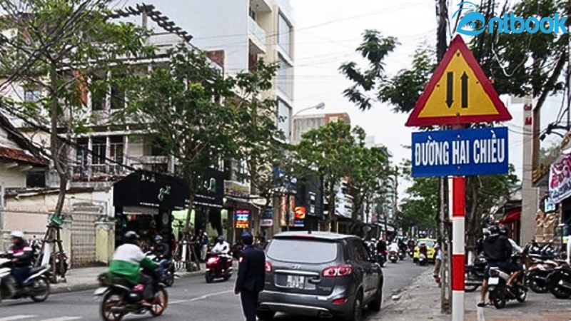 Biển nào báo hiệu giao nhau với đường hai chiều