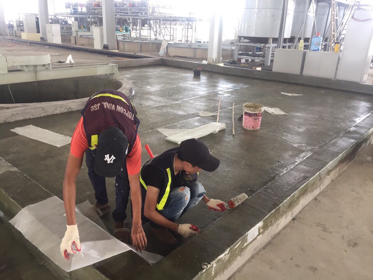 Thi công sơn lót kháng hoá chất PS100.