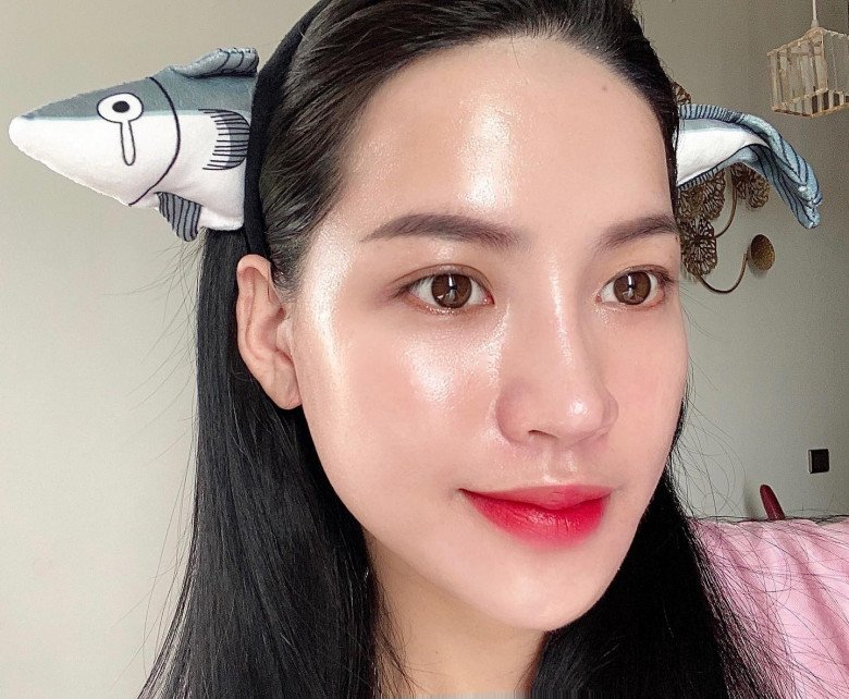 Da mặt của cô cũng luôn là điều mà bao người ao ước. Trải qua quá trình tái sinh làn da, giờ đây, Võ Hà Linh luôn dành cho da mặt của mình sự chăm sóc đặc biệt. Nhờ vậy mà cô không ngại khoe mặt mộc trên các đoạn clip review, trải nghiệm sản phẩm.