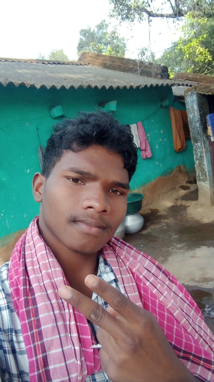 Tạo dáng mà như đang triệu hồi thần linh