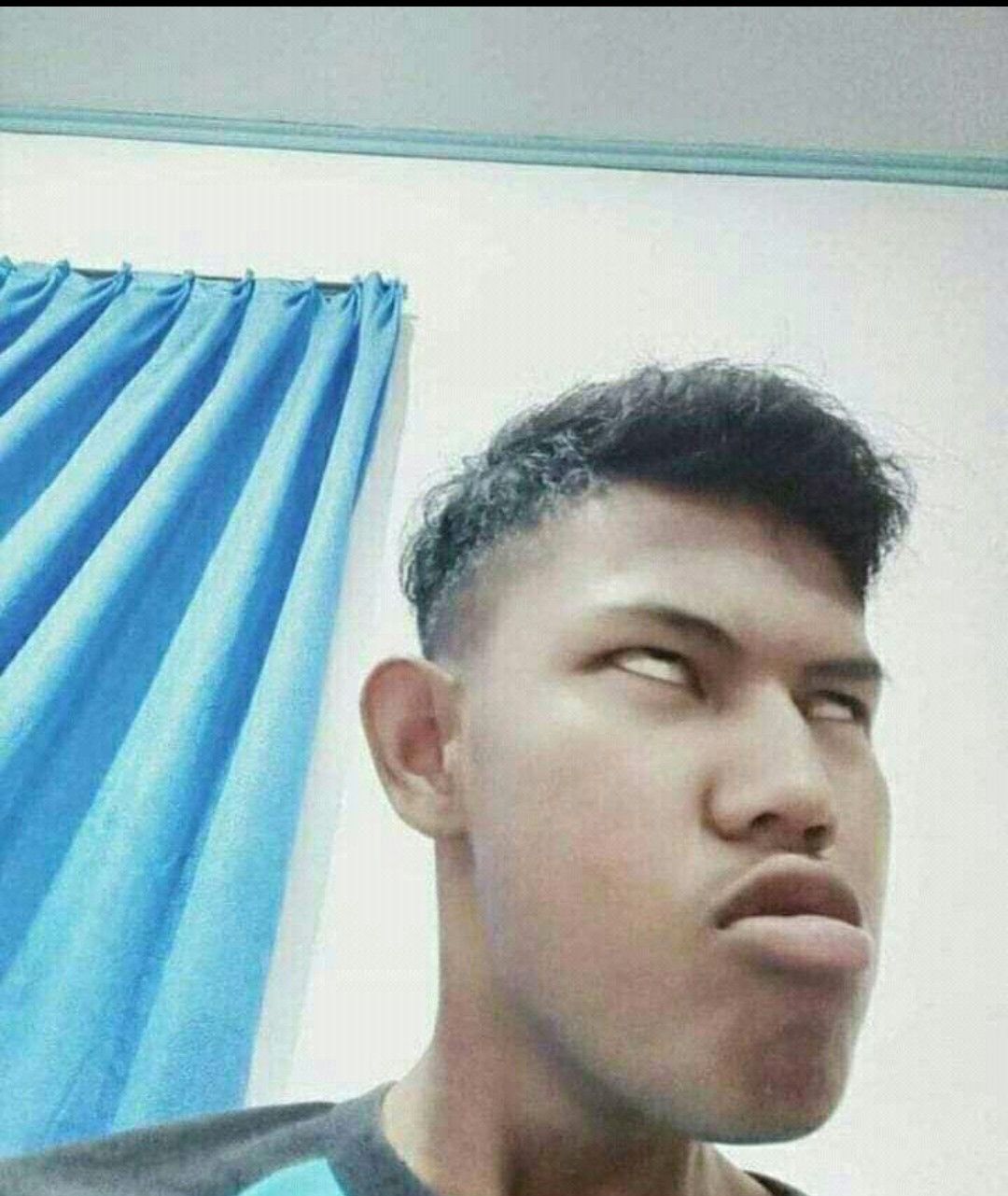 Tạo dáng như idol, mặt như đối thủ