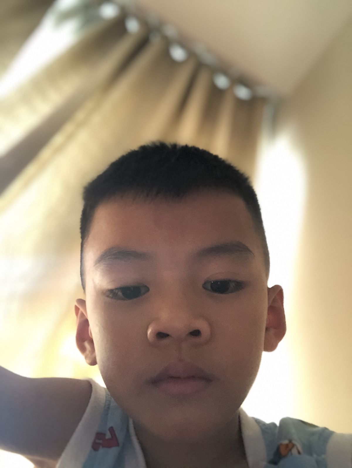 Ánh sáng phản chủ, gương mặt phản lại chính mình