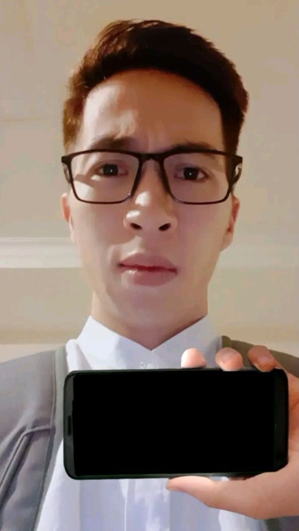 Nhìn qua tưởng idol, nhìn kỹ tưởng tai nạn