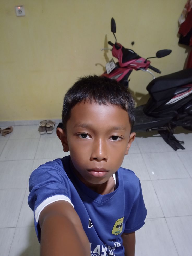 Không cần diễn, mặt tự làm trò