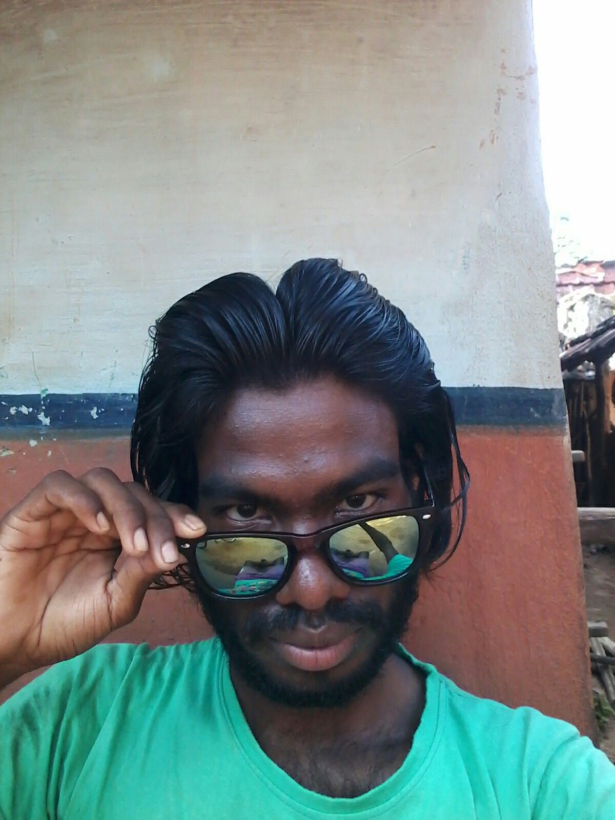 Nhìn xa tưởng người lạ, nhìn gần muốn xóa ảnh