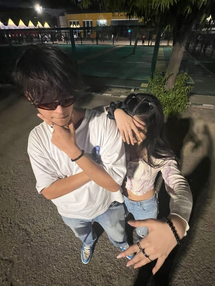 Gió biển không lấn át được vibe đôi bạn thân