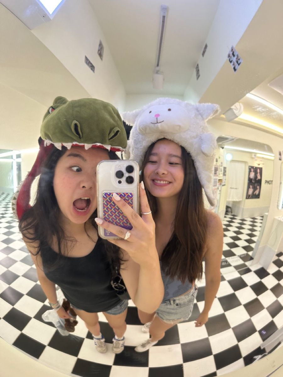 Cười là vì người bên cạnh chứ không phải camera