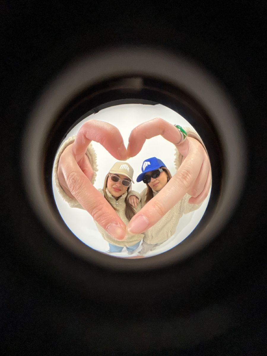 Đứng cạnh nhau là đủ đẹp rồi