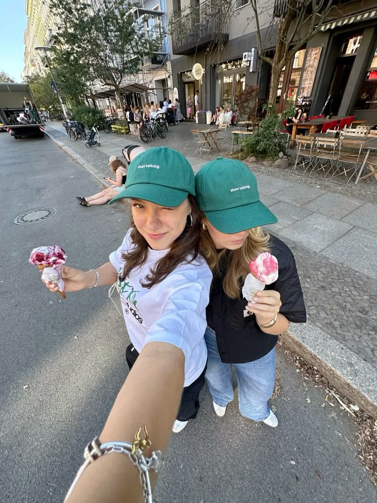 Đứng cạnh nhau, thế giới có thể nhỏ lại một chút