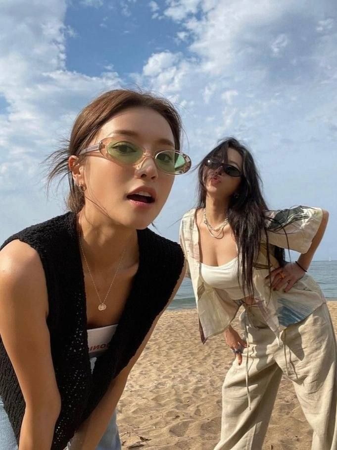 Không biết ai đẹp hơn, thôi cùng nhau toả sáng vậy