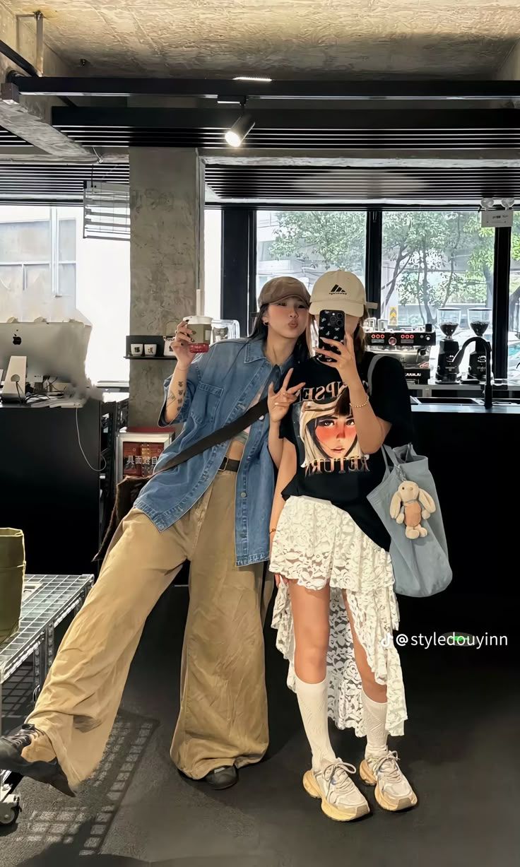 Không cần tạo dáng — chỉ cần có nhau trong khung hình