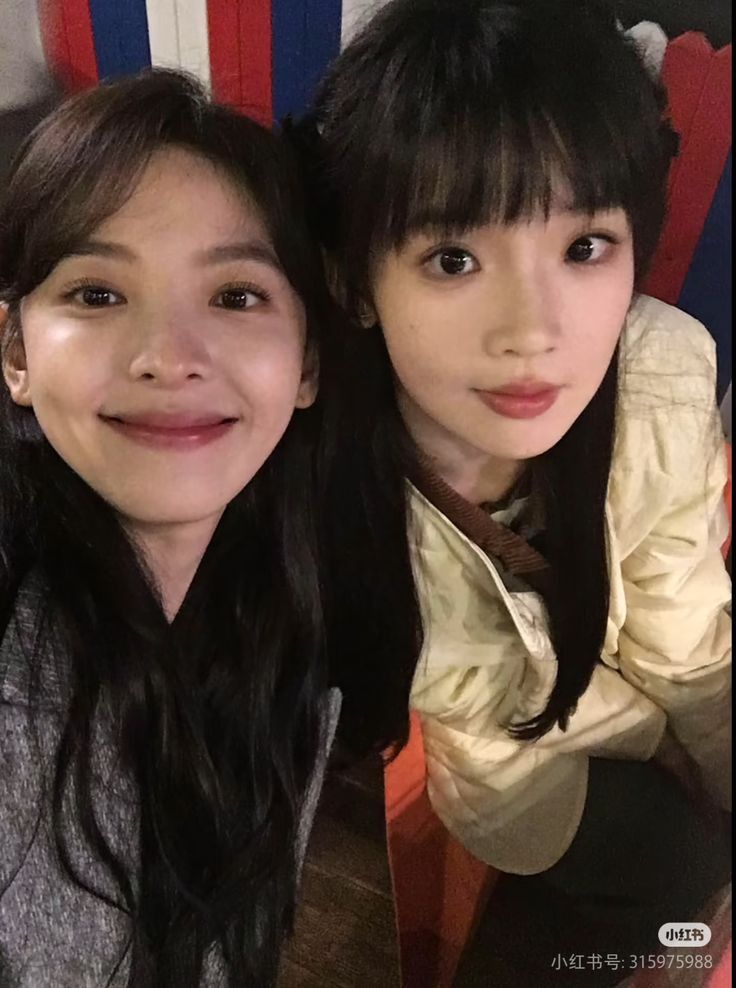 Nhìn nhau là biết pose kiểu gì