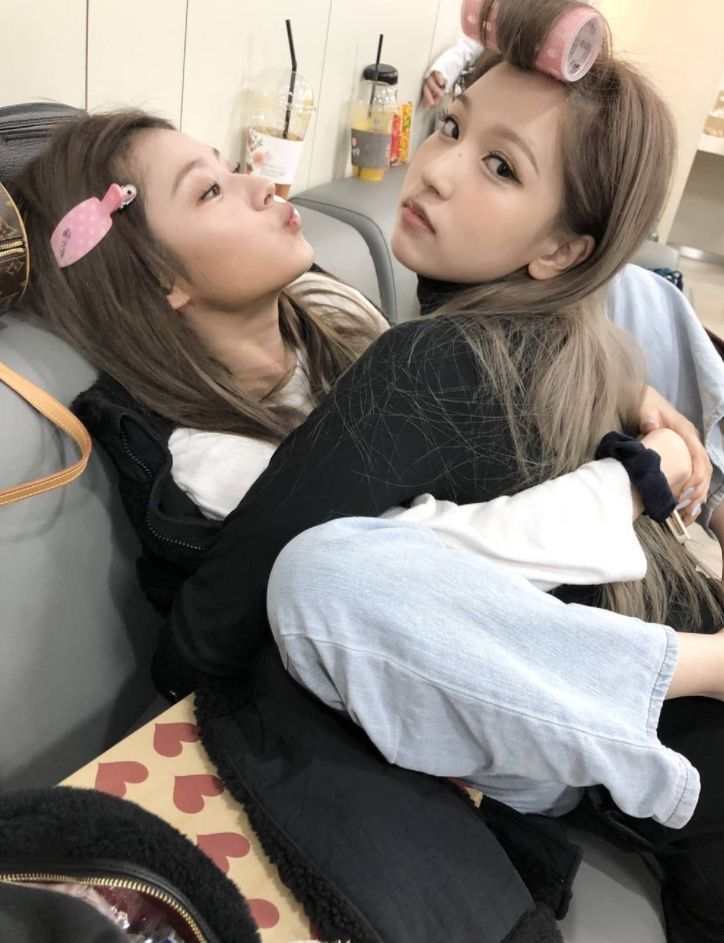 Tụi mình cứ đứng cạnh nhau là thành concept