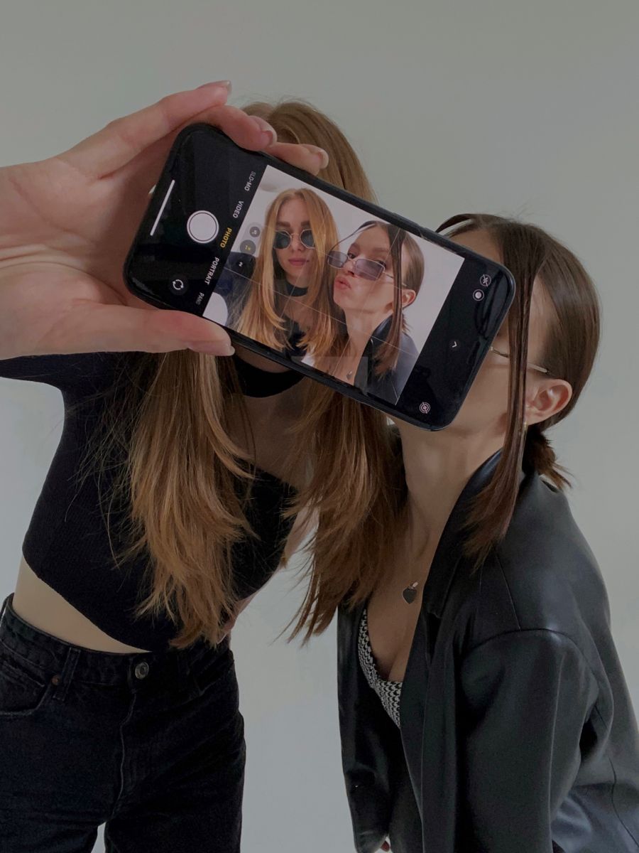 Tụi mình không pose dáng, tụi mình đang pose tâm trạng