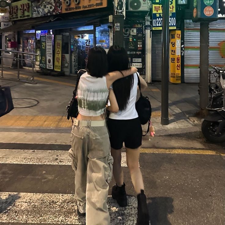 Vừa chụp vừa cười, vừa giữ nhau lại