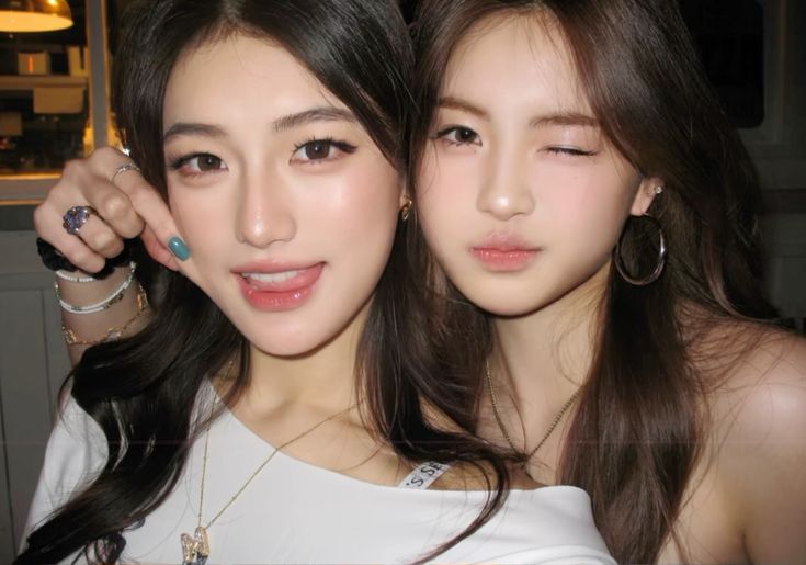 Ánh sáng đẹp, người bên cạnh còn đẹp hơn