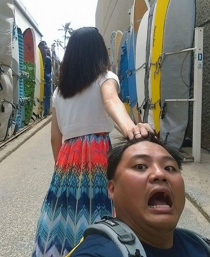 Quay lưng thôi cũng đủ biết thân tới mức nào