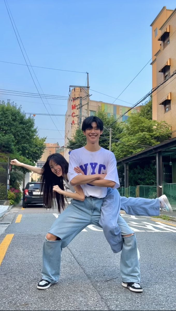 Tạo dáng chụp ảnh đôi bạn thân nam nữ