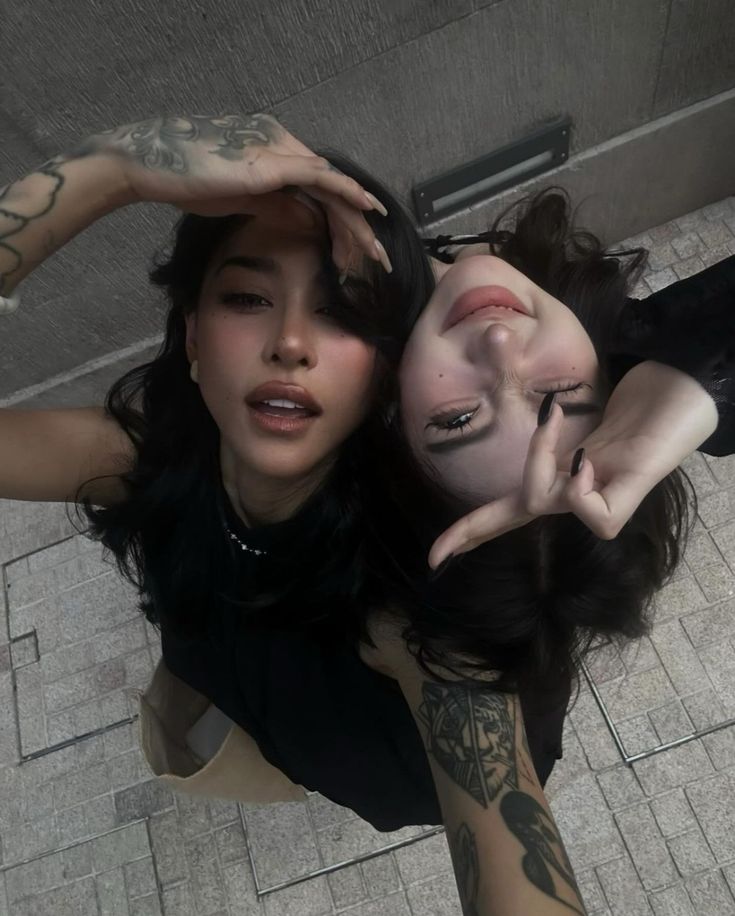 Tạo dáng chụp ảnh đôi bạn thân nữ che mặt