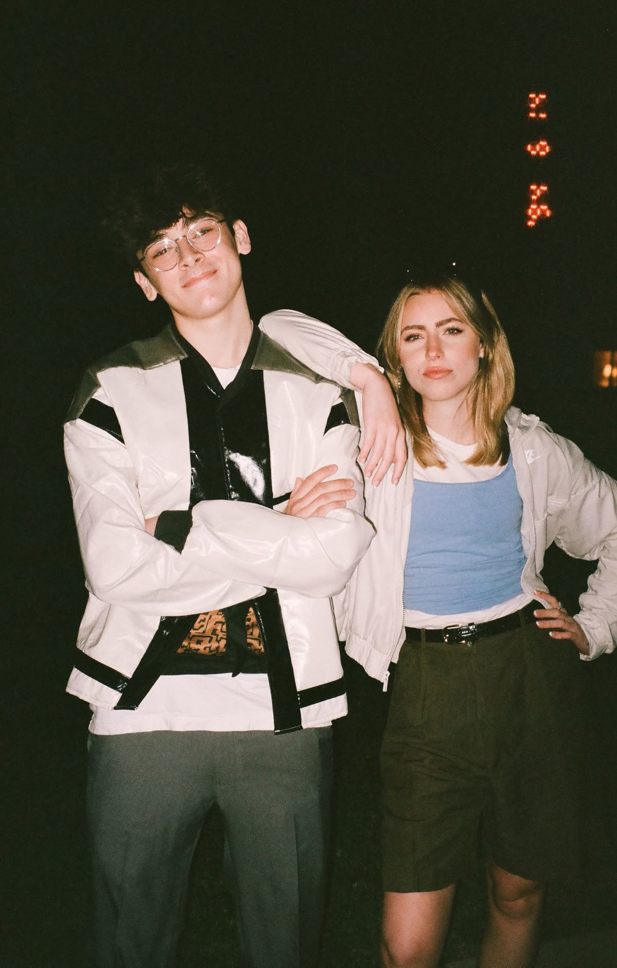 Tình bạn kiểu: chụp tấm nào cũng không dìm nổi