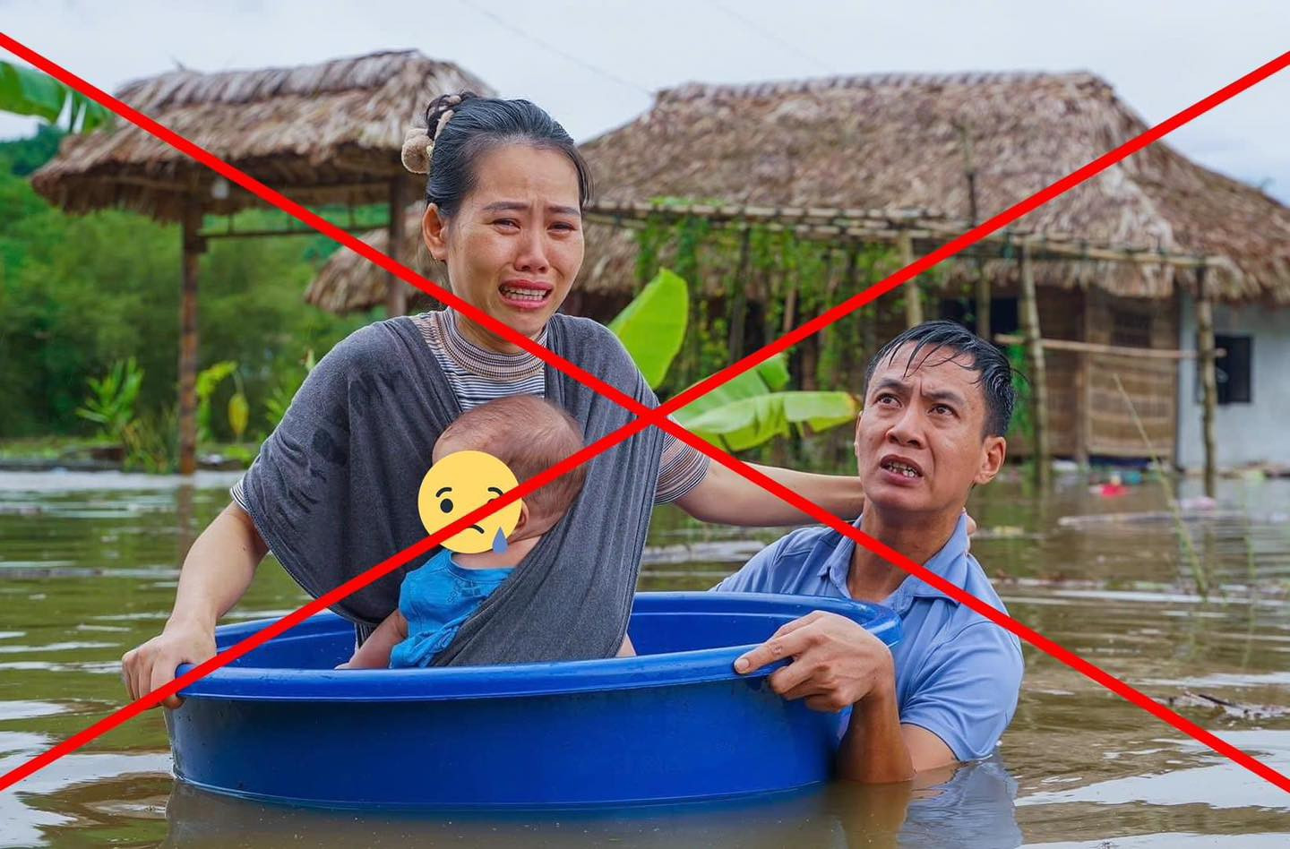 Thông tin giả trên mạng xã hội dễ gây tổn thương cho người tiếp nhận, đặc biệt trong những bối cảnh thảm họa xảy ra. Trong ảnh, người thân các nạn nhân vụ sập cầu Phong Châu ngóng tin tức người thân.