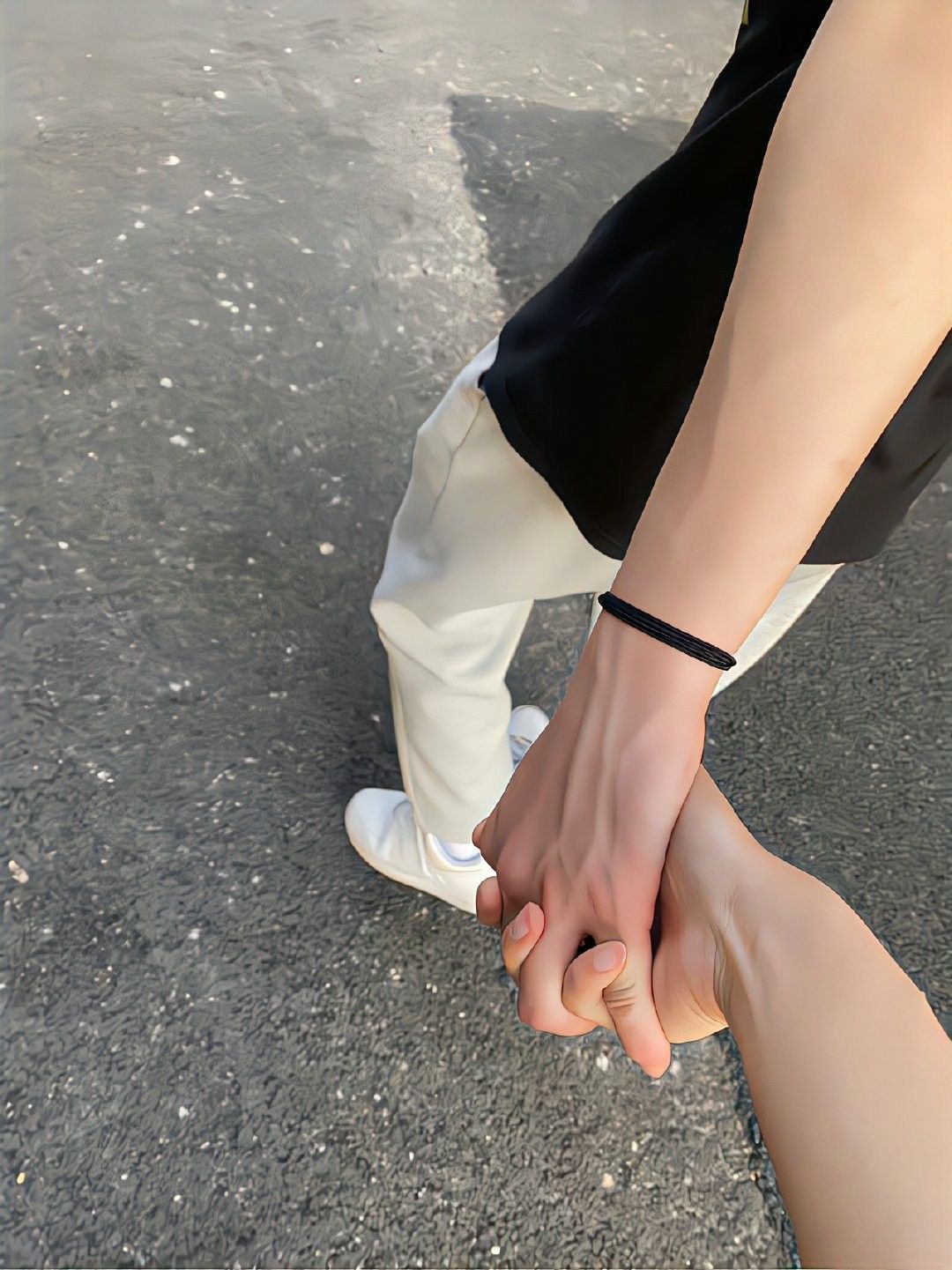 Nắm tay giấu mặt trong ảnh vẫn đủ để nói lên tình yêu