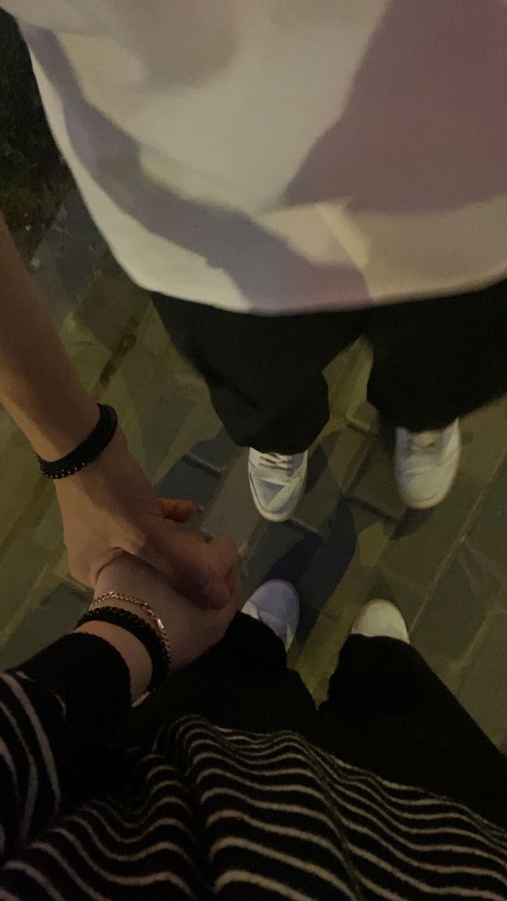 Nắm tay nhau chụp ảnh với người yêu che mặt