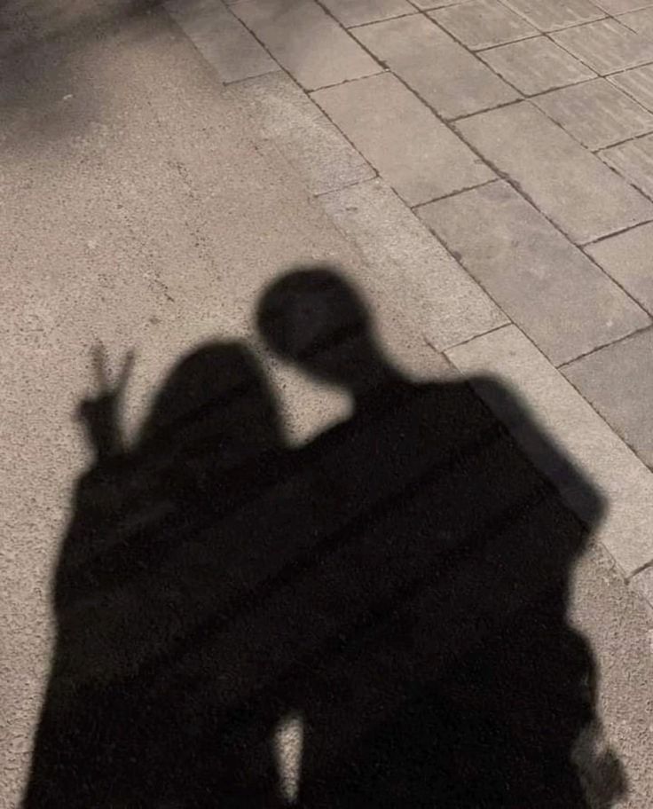 Ảnh bóng cặp đôi lưu giữ khoảnh khắc tình yêu đầy tinh tế