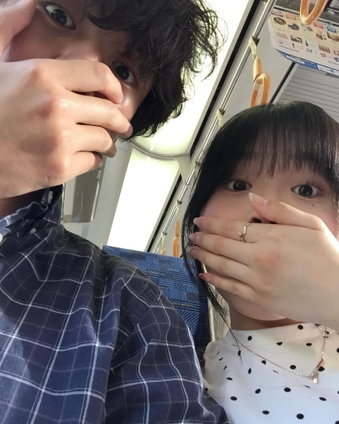 Nắm tay chụp ảnh giấu mặt mang lại cảm xúc gần gũi bền lâu