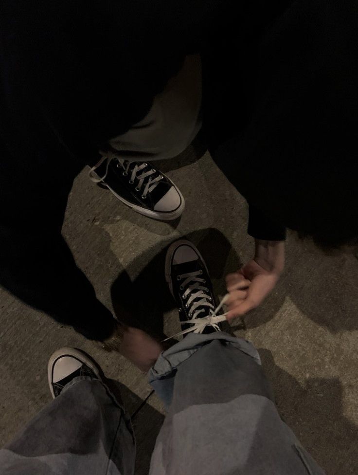 Nắm tay nhau chụp ảnh với người yêu giấu mặt đầy ý nghĩa