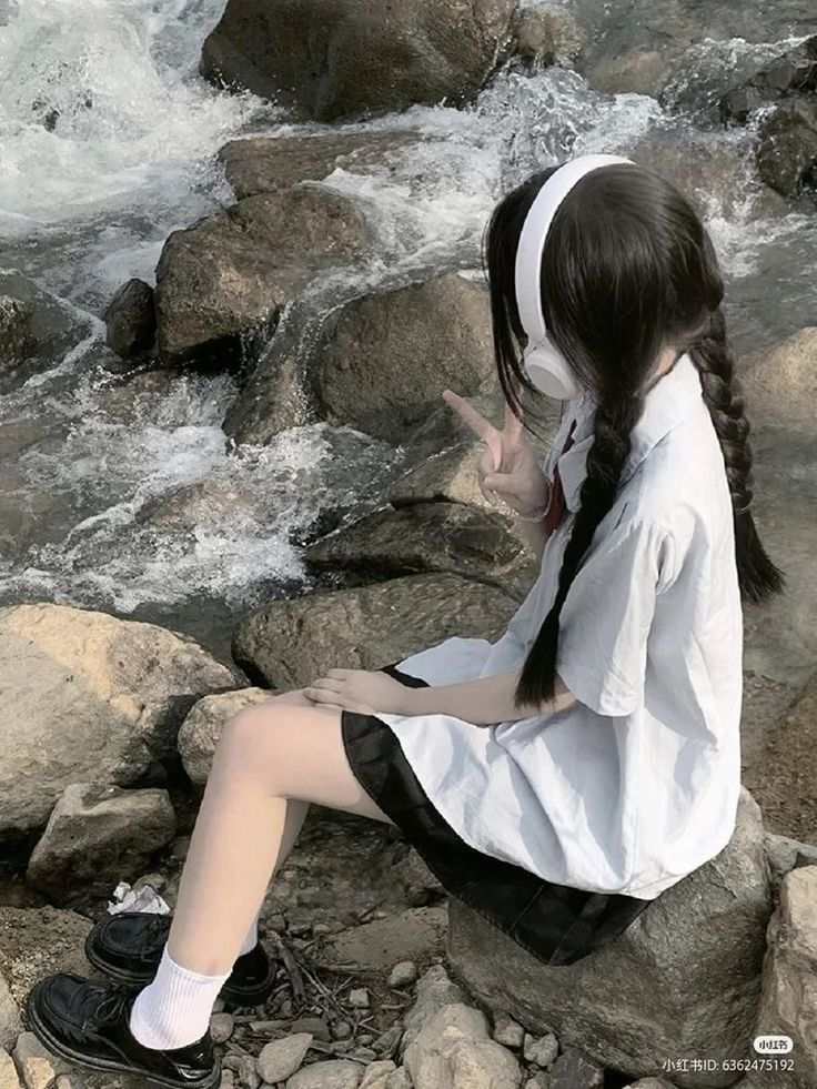 Hình ảnh gái đẹp che mặt tạo dáng quyến rũ với phong cách thời trang ấn tượng.