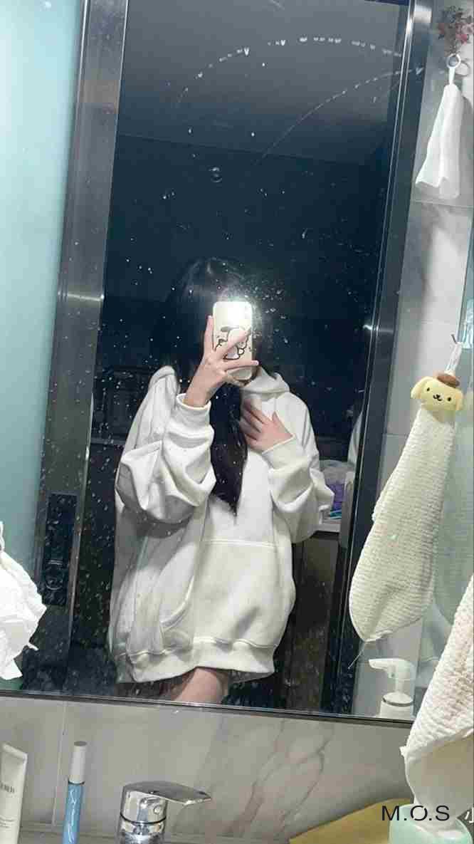 Cô gái xinh đẹp che mặt, bí ẩn và quyến rũ