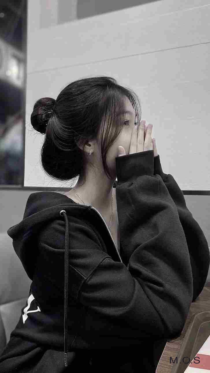 Cô gái xinh đẹp che mặt, toát lên vẻ bí ẩn và cuốn hút