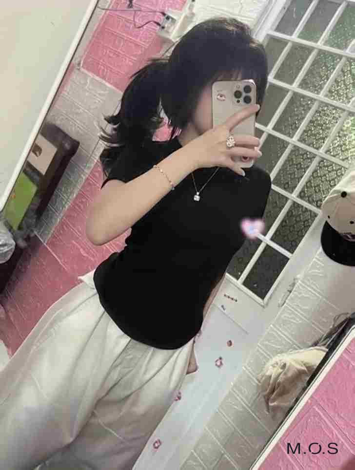 Cô gái xinh đẹp che mặt, bí ẩn và quyến rũ