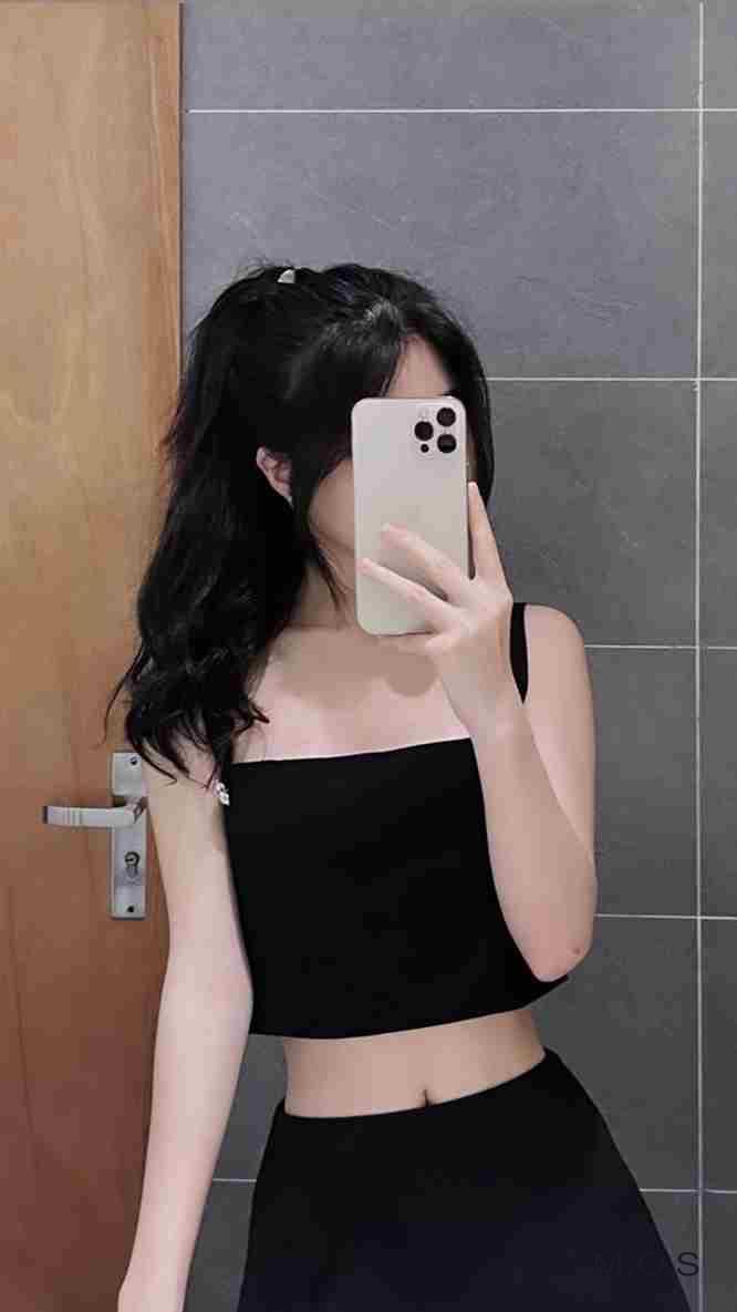 Cô gái xinh đẹp che mặt, bí ẩn và quyến rũ