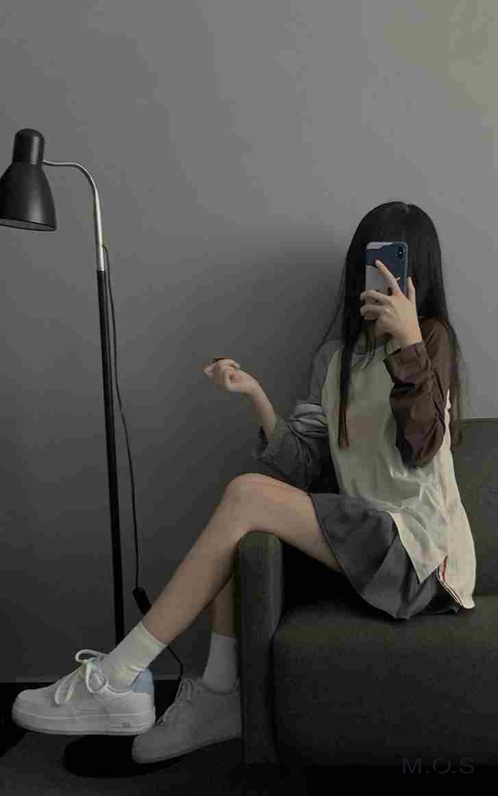 Hình ảnh cô gái xinh đẹp che mặt với vẻ đẹp bí ẩn