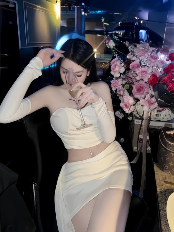 Cô gái xinh đẹp che mặt, tạo dáng ấn tượng.