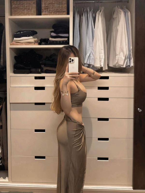 Cô gái xinh đẹp che mặt với vẻ đẹp bí ẩn