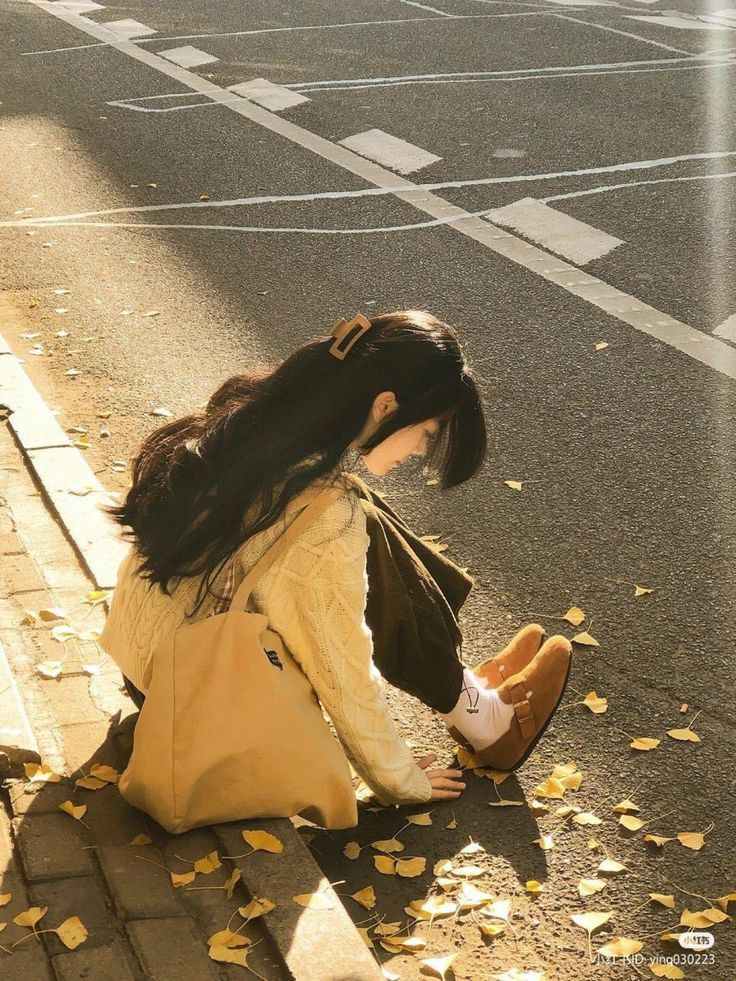 Hình ảnh gái đẹp che mặt đầy bí ẩn và quyến rũ.