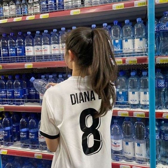 Cô gái máng áo bóng đá vô cùng đáng yêu