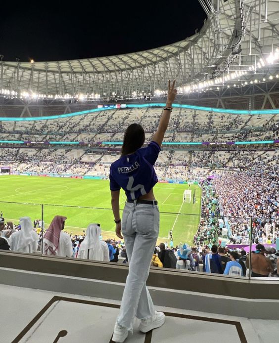 Hình ảnh bạn nữ mang áo bóng đá trên khán đài