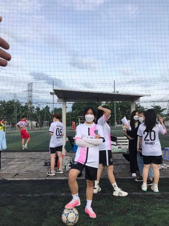 Cô gái khoác lên mình chiếc áo bóng đá PSG màu hồng nổi bật