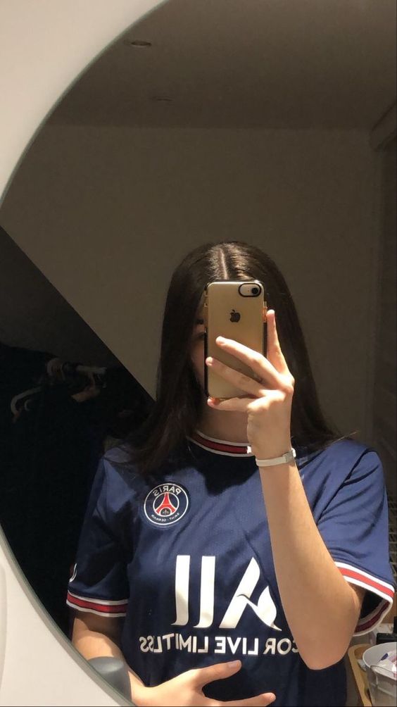 Cách chụp ảnh trước gương khá phổ biến