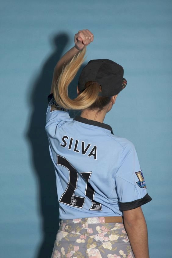 Hình ảnh cô gái mang áo đá bóng cực ngầu